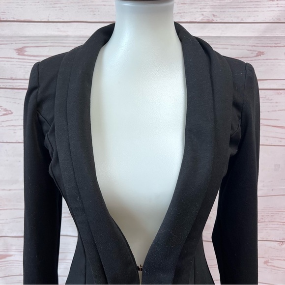 Femme Los Angeles Stretch Pleated Tuxedo Blazer - Picture 3 of 8